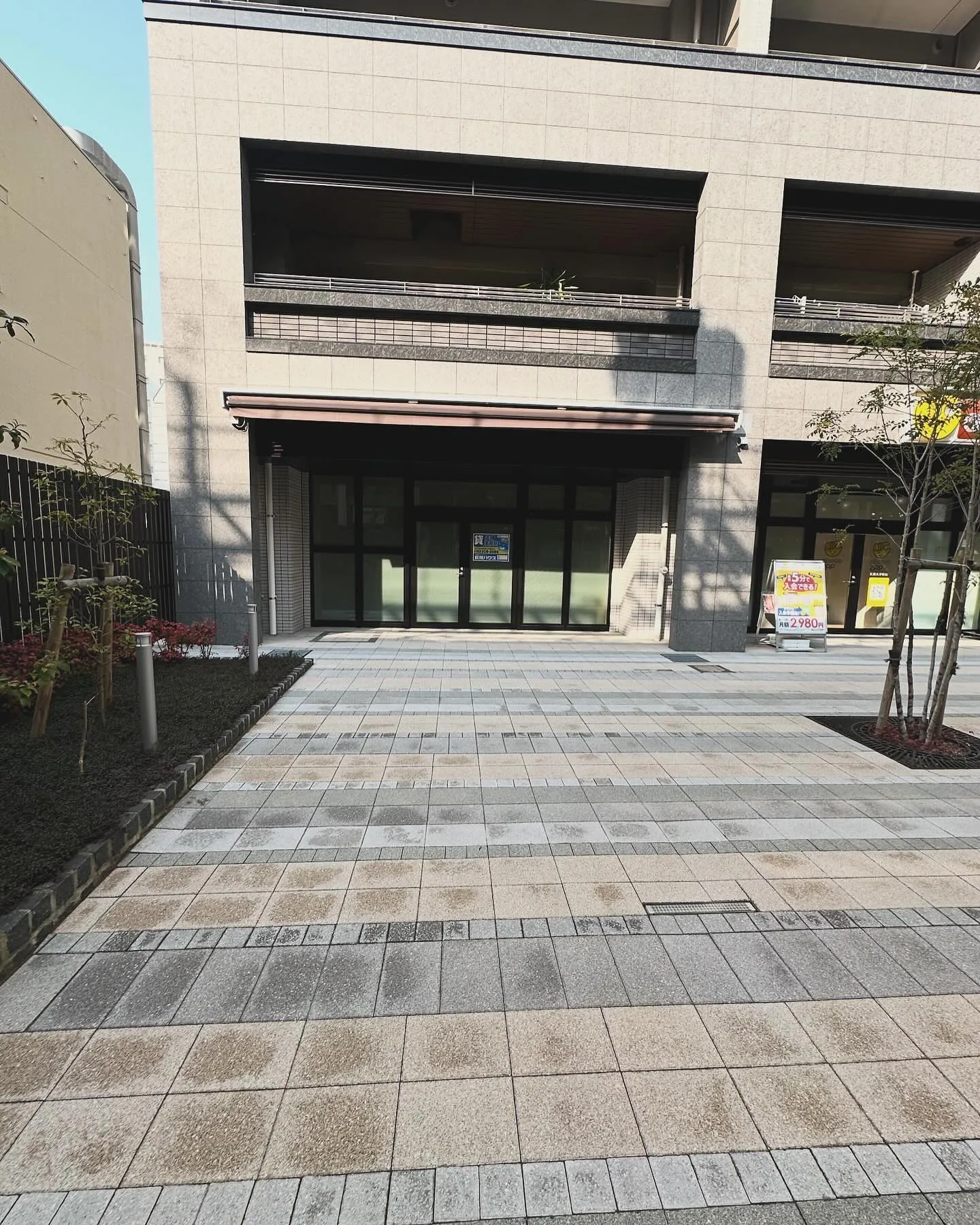 鷹野橋商店街沿いの分譲マンション一階部分です!